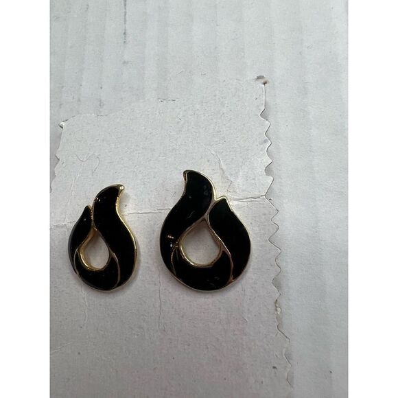 3/$15 or 5/$20 Vintage 1980’s black/ gold enamel earrings - Picture 5 of 5